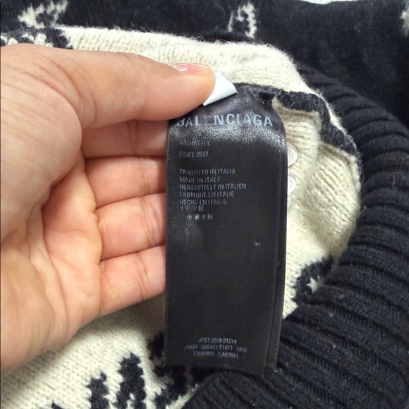 Balenciaga Black and White Logo Sweater - Picture 8 of 9